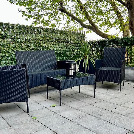 Stylish One-Bedroom Rental With Private Patio In Zone 2 London Ngoại thất bức ảnh