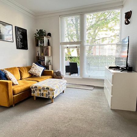 Stylish One-Bedroom Rental With Private Patio In Zone 2 London Ngoại thất bức ảnh