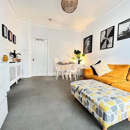 Stylish One-Bedroom Rental With Private Patio In Zone 2 London Ngoại thất bức ảnh
