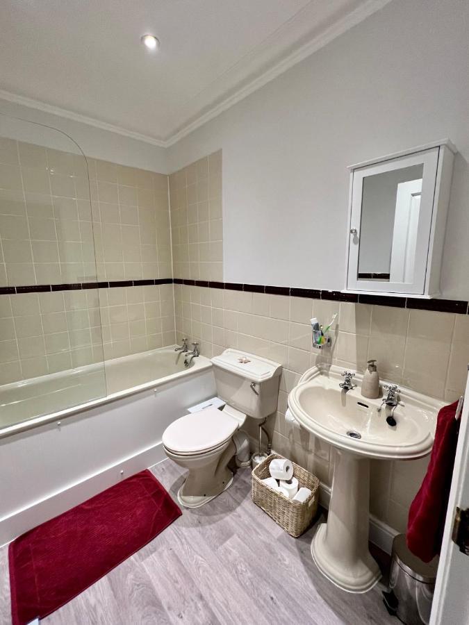 Stylish One-Bedroom Rental With Private Patio In Zone 2 London Ngoại thất bức ảnh