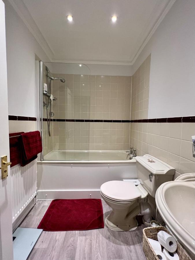 Stylish One-Bedroom Rental With Private Patio In Zone 2 London Ngoại thất bức ảnh