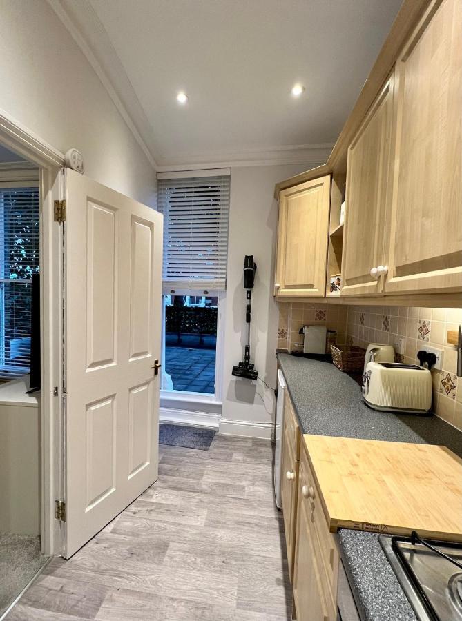 Stylish One-Bedroom Rental With Private Patio In Zone 2 London Ngoại thất bức ảnh