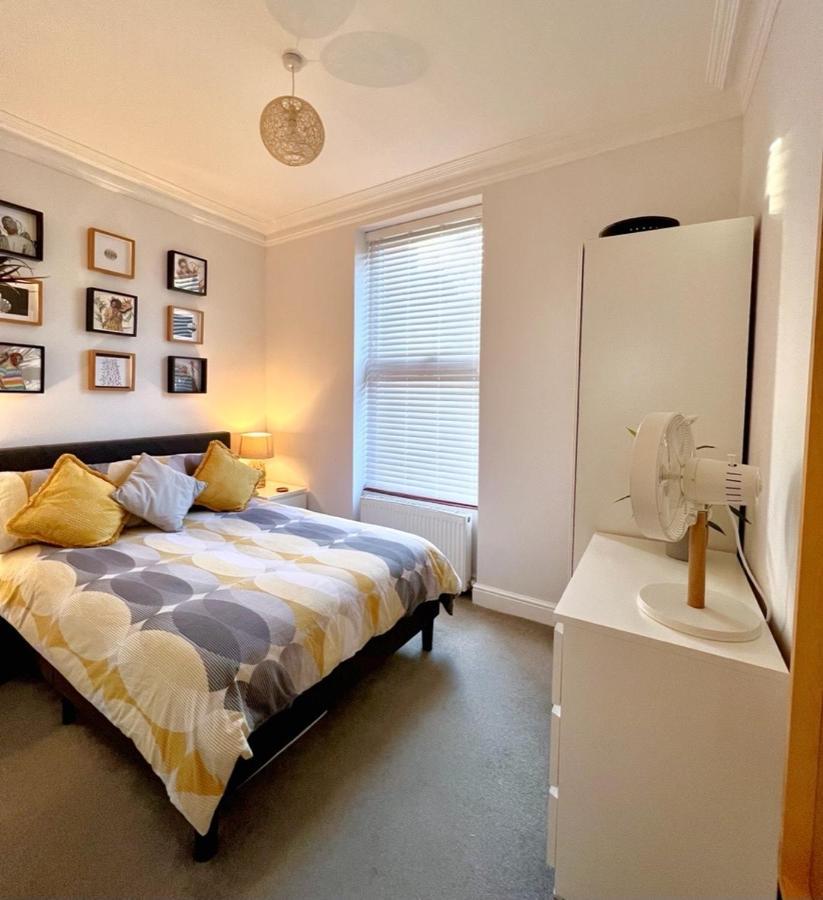 Stylish One-Bedroom Rental With Private Patio In Zone 2 London Ngoại thất bức ảnh