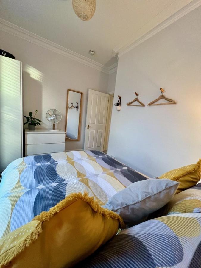 Stylish One-Bedroom Rental With Private Patio In Zone 2 London Ngoại thất bức ảnh