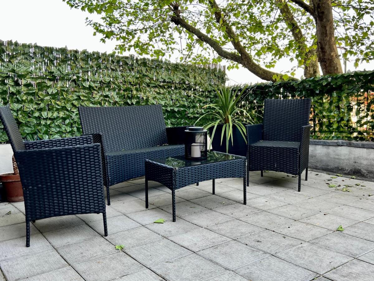 Stylish One-Bedroom Rental With Private Patio In Zone 2 London Ngoại thất bức ảnh