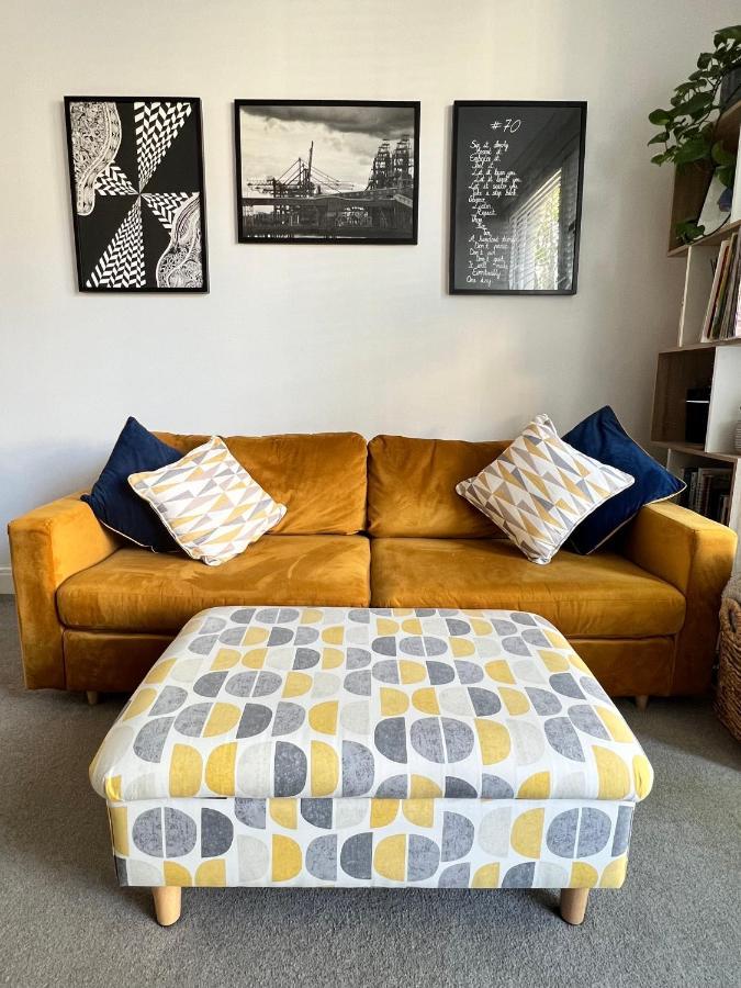Stylish One-Bedroom Rental With Private Patio In Zone 2 London Ngoại thất bức ảnh