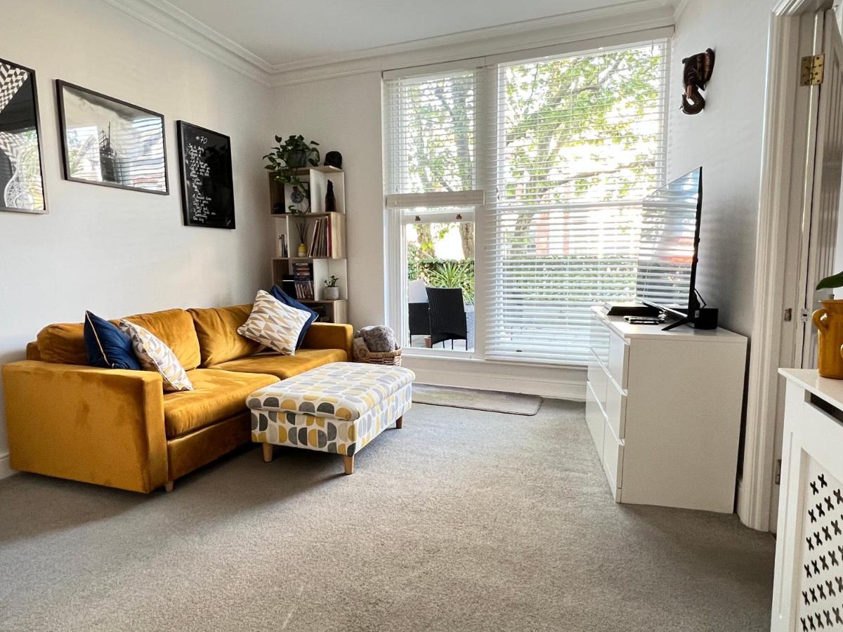 Stylish One-Bedroom Rental With Private Patio In Zone 2 London Ngoại thất bức ảnh