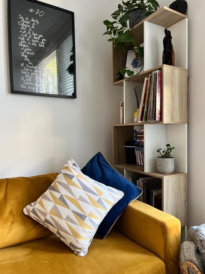 Stylish One-Bedroom Rental With Private Patio In Zone 2 London Ngoại thất bức ảnh