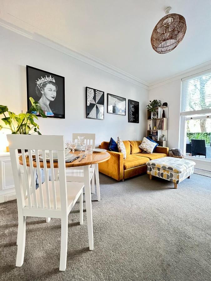 Stylish One-Bedroom Rental With Private Patio In Zone 2 London Ngoại thất bức ảnh