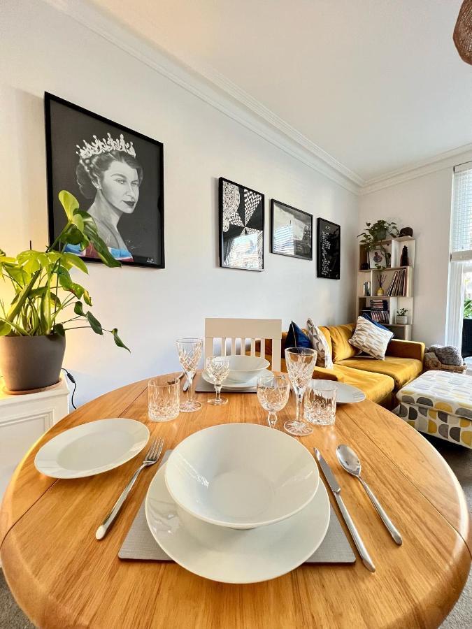 Stylish One-Bedroom Rental With Private Patio In Zone 2 London Ngoại thất bức ảnh