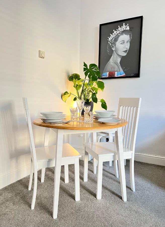 Stylish One-Bedroom Rental With Private Patio In Zone 2 London Ngoại thất bức ảnh