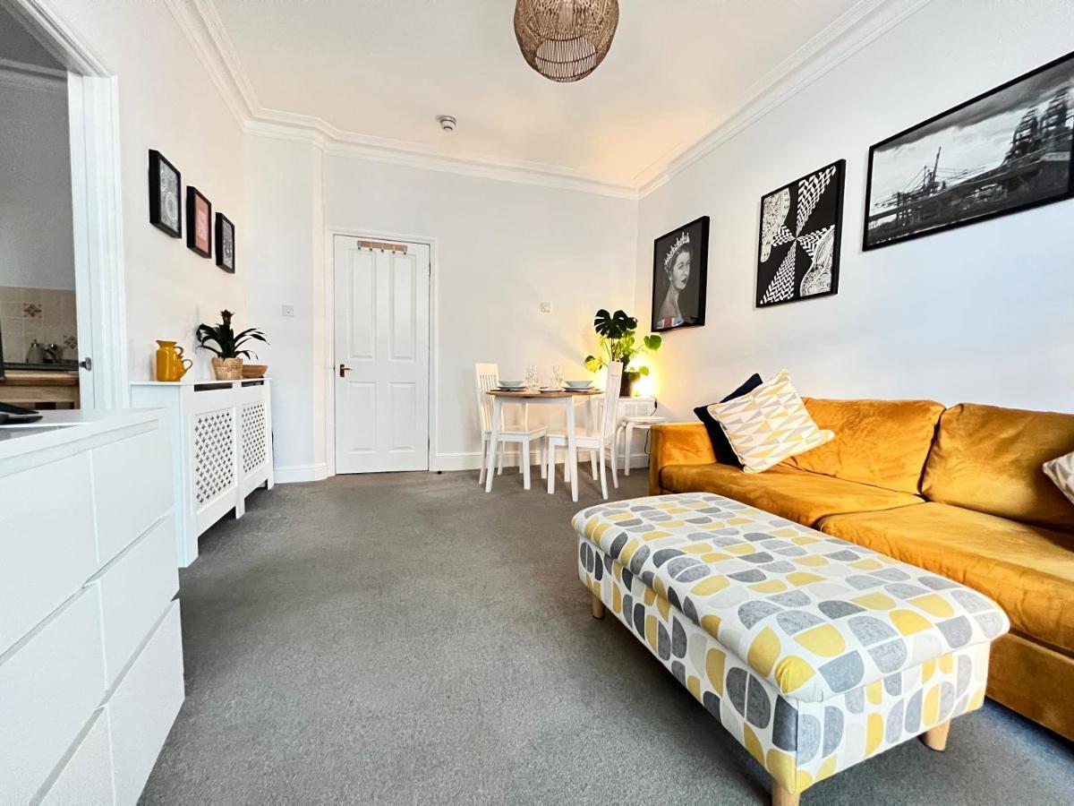 Stylish One-Bedroom Rental With Private Patio In Zone 2 London Ngoại thất bức ảnh